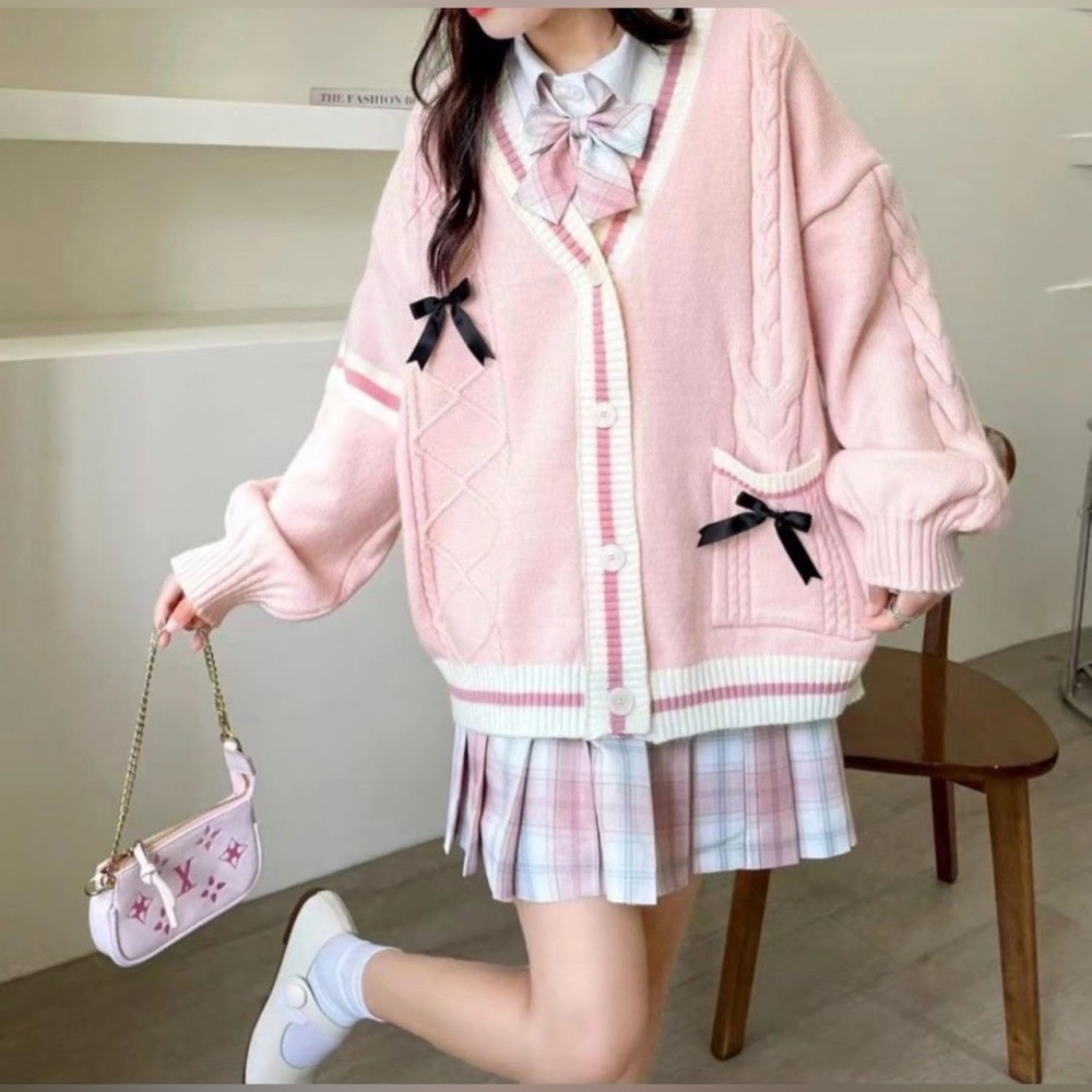 Absolutely adorable cardigan sweater fits a large to xxl juniors